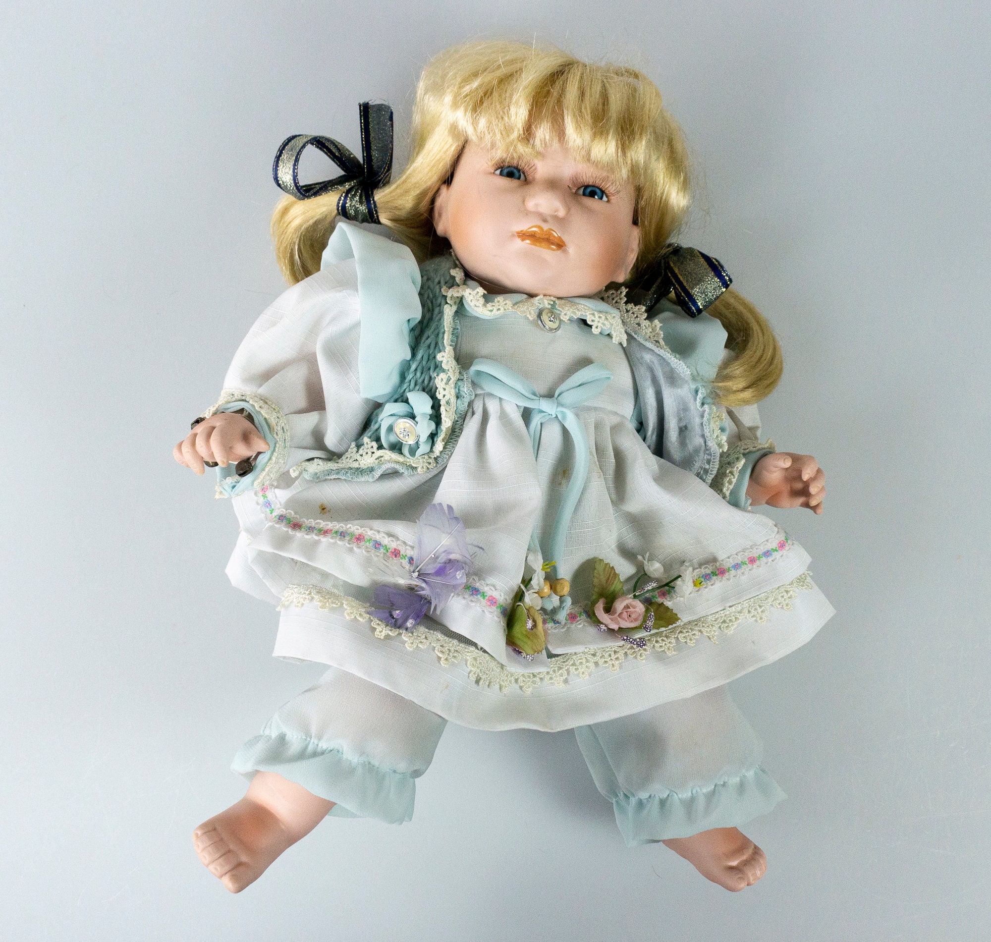Porzellankopf Puppe Mädchen mit traditioner Kleidung ca.40cm 