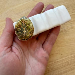 Portapinceles de cerámica LEAF para acuarela, mediano, con esmalte verde y sobreesmalte dorado.