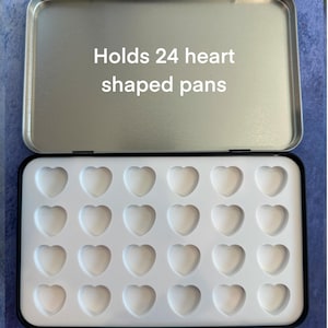 Tavolozza vuota per acquerelli con inserto stampato in 3D per 24 delle mie pastiglie a forma di cuore da 1/4