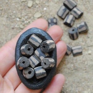 10mm keramische kralen / 10 zwart en oker gestreepte batik cilinderbuiskralen 8/10mm / aardse kralen voor etnische sieraden