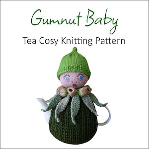 Könnte beinhalten: Gestrickte Teekanne-Wärmer in Form eines kleinen Menschen mit grünem Hut. Der Wärmer ist grün und braun mit einem rosa Gesicht und blauen Augen. Der Text "Gumnut Baby Tea Cosy Knitting Pattern" befindet sich über dem Wärmer.