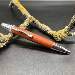 Balpen van Padouk, handgedraaid, schrijfinstrument, uniek, cadeau