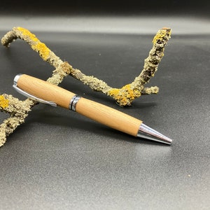 Balpen van notenhout, handgedraaid, schrijfinstrument, uniek, cadeau