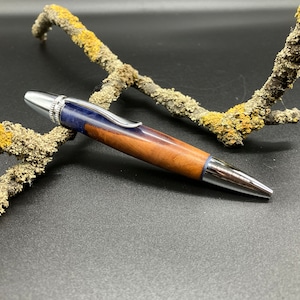 Balpen gemaakt van hybride hout, pruim en hars, met de hand gedraaid, schrijfinstrument, uniek, cadeau
