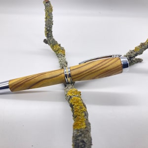 Vulpenazijnboom, edel vulmiddel met bockveer, met de hand gedraaid