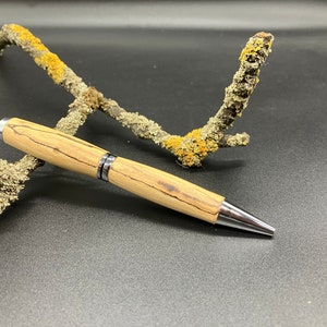 Balpen van gebouchardeerd beukenhout, met de hand gedraaid, schrijfinstrument, uniek, cadeau