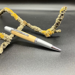 Balpen van gebouchardeerd beukenhout, met de hand gedraaid, schrijfinstrument, uniek, cadeau