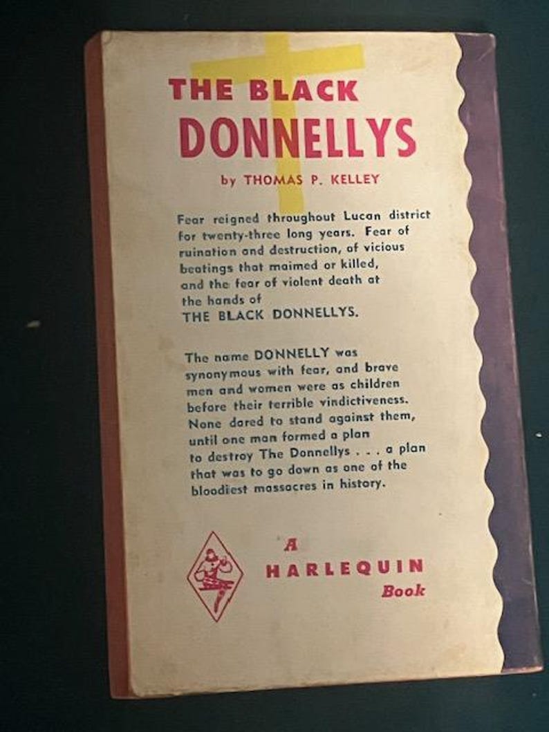 Pu&ograve; includere: La copertina posteriore di un libro tascabile vintage intitolato "THE BLACK DONNELLYS" di Thomas P. Kelley. La copertina &egrave; color crema con accenti rossi e viola e presenta il testo che descrive la trama del libro.