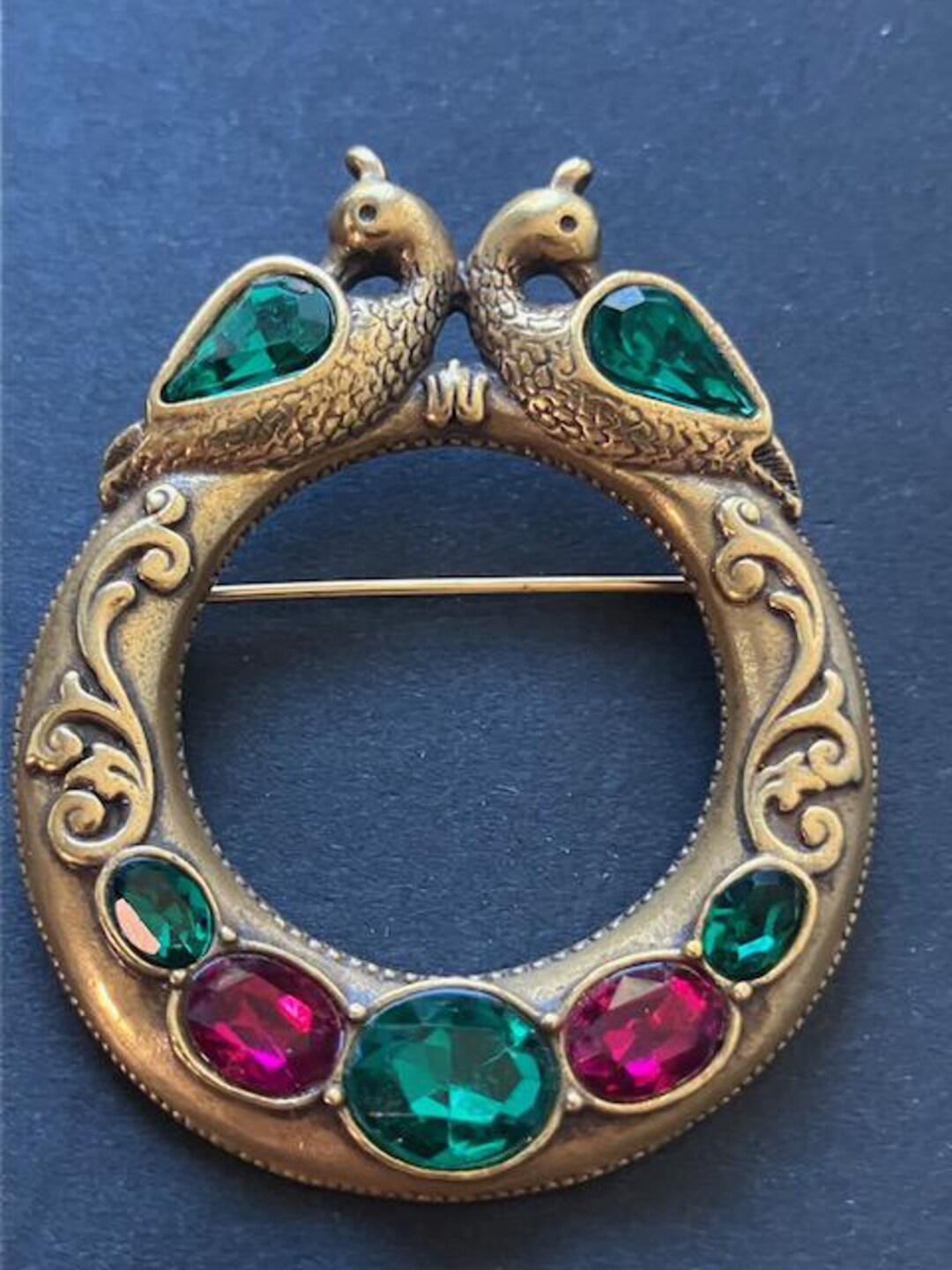 Broche (pin) Vintage Couleur Or Avec Insert Noir - Scène Minuet