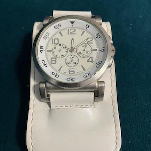 Women&#39;s Wrist Watch White Leather Band Vintage Timepiece