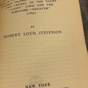 Pu&ograve; includere: Una copertina di libro vintage con il titolo "Nei mari del sud" di Robert Louis Stevenson. Il libro &egrave; stato pubblicato nel 1913 da Charles Scribner's Sons a New York.