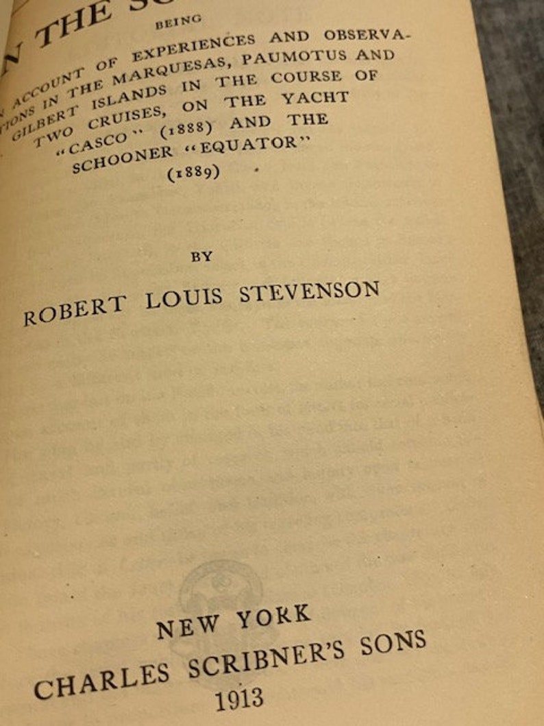 Pu&ograve; includere: Una copertina di libro vintage con il titolo "Nei mari del sud" di Robert Louis Stevenson. Il libro &egrave; stato pubblicato nel 1913 da Charles Scribner's Sons a New York.