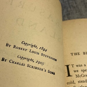 Pu&ograve; includere: Primo piano della pagina di copyright di un libro, che mostra il testo "Copyright, 1894" seguito da "By Robert Louis Stevenson" e "Copyright, 1905" seguito da "By Charles Scribner's Sons".