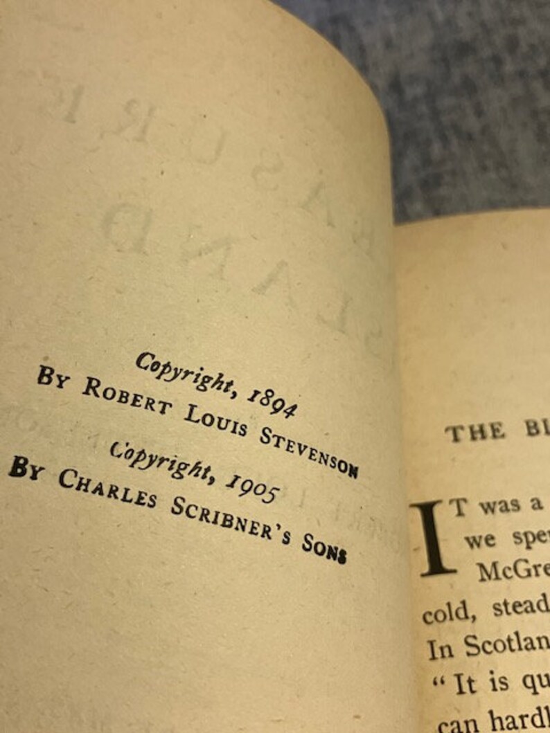 Pu&ograve; includere: Primo piano della pagina di copyright di un libro, che mostra il testo "Copyright, 1894" seguito da "By Robert Louis Stevenson" e "Copyright, 1905" seguito da "By Charles Scribner's Sons".