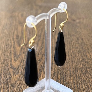 Pendientes colgantes de lágrima negros hechos a mano / Joyería minimalista y elegante con piedras preciosas en forma de gota de agua / Ónix negro o cuarzo ahumado / Oro o plata