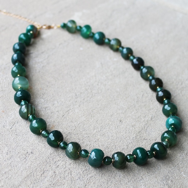 Collier de pierres précieuses semi-précieuses mi-longues en agate verte | 3 modèles | Simple brin | Multibrins | Double brin | Tour de cou | Or ou noir