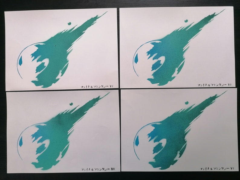 May include: Four white sheets of paper with a green and blue gradient image of the Final Fantasy VII logo on each. The text "ファイナルファンタジーVII" is written in Japanese at the bottom of each sheet.