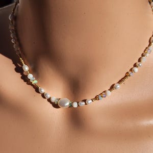 Äthiopischer Opal, Süßwasserperle und Perlmuttperlenkette: Weiß- und Goldschichtschmuck