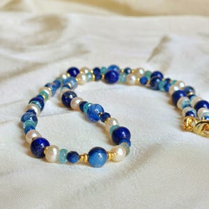 Halsband med lapis lazuli och pärlor i guld, blå ädelstenschok
