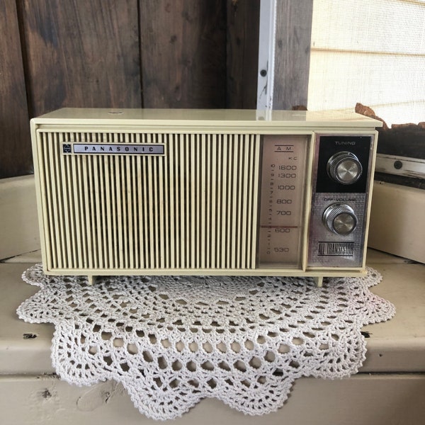 Vintage   Panasonic tabletop all transistor AM radio