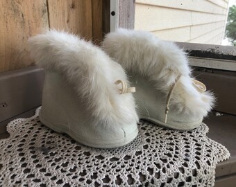 Adorable vintage White rubber booties with faux fur trim