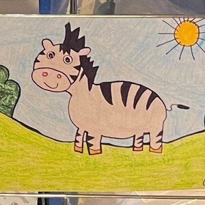 Puede incluir: Dibujo infantil de un cebra con rayas negras y melena negra, sobre una colina verde. El fondo muestra un cielo azul, un sol amarillo y arbustos verdes. El nombre "chase" está escrito en la obra de arte.