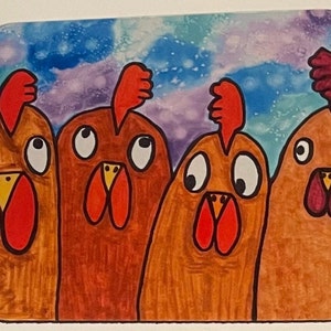 Könnte beinhalten: Rechteckiges Mousepad mit einer skurrilen Illustration von vier Comic-Hühnern mit überraschten Ausdrücken. Die Hühner haben braune Körper, rote Kämme und Kehllappen und große, weite Augen. Der Hintergrund ist eine bunte Mischung aus Blau, Lila und Weiß.