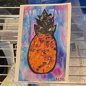 Könnte beinhalten: Ein farbenfroher Kunstdruck mit einem Ananas-Design. Die Ananas ist in einem Collage-Stil dargestellt, mit orangefarbenen und braunen Segmenten und einer grünen Krone, vor einem Aquarellhintergrund aus Blau, Lila und Rosa. Die Signatur des Künstlers, "ch9se", ist sichtbar.