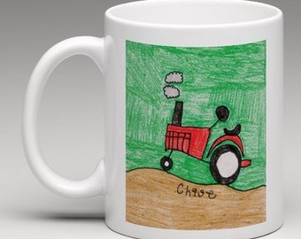 Könnte beinhalten: Weiße Keramik-Tasse mit einer farbenfrohen Zeichnung eines roten Traktors mit schwarzem Schornstein und einem einzelnen Rad. Die Zeichnung ist vor einem grünen Hintergrund mit einem braunen Vordergrund, und der Name "Chase" steht unten.