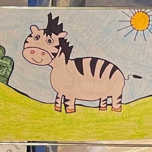 Puede incluir: Dibujo colorido de una cebra con rayas negras, sobre hierba verde y cielo azul con un sol amarillo. La obra está firmada "chase". La cebra tiene una expresión amigable. Ilustración sencilla.