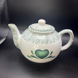 Puede incluir: Un juego de tres tazas de cerámica con un acabado mate moteado. Las tazas son de color crema, gris claro y gris oscuro. Cada taza tiene un diseño simple y minimalista y un asa redondeada.