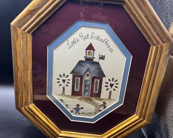 Caixa de fotos vintage dos anos 90 em madeira e vidro, estilo casa de campo, vermelha, com decoração que remete à época escolar.