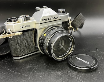 Cámara réflex de película Asahi Pentax K1000 de 35 mm, vintage, con objetivo manual SMC 1:2 de 50 mm. Sin probar.