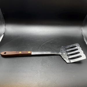 Bonita espátula vintage de metal Royal Brand, afilada, con borde festoneado y ranurada.