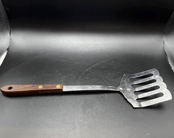 Ładna, zabytkowa, ostra, metalowa szpatułka z ząbkowanymi krawędziami i otworami Royal Brand