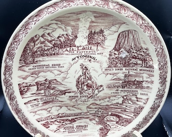 Plato de recuerdo antiguo de Vernon Kilns, Wyoming, loza roja transferida, Yellowstone.