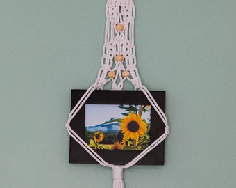 Macrame Frame Hanger II - Handmade with white jute and wooden beads; macrame hanger, macrame wall art, photograph, photo frame hanger