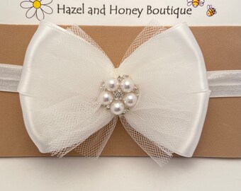 Diadema infantil de tul y satén color blanco roto con adorno de perlas y diamantes de imitación