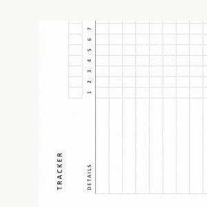 Peut inclure: Une feuille de suivi en papier blanc présentant une mise en page en grille avec des lignes noires. Le côté gauche inclut le texte TRACKER et DETAILS. Une colonne verticale contient sept cases numérotées de 1 à 7, alignées avec une grille.