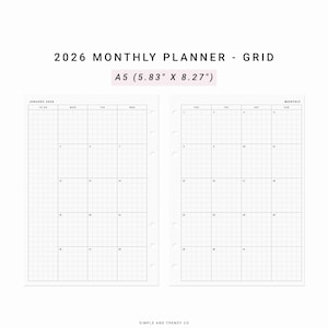 Puede incluir: Un planificador mensual en blanco y negro con un diseño de cuadrícula. El planificador está etiquetado como "2026 Monthly Planner - Grid" y "A5 (5.83" x 8.27")". El planificador está dividido en meses, con cada mes teniendo una cuadrícula de días. El planificador está diseñado para ser utilizado con un sistema de encuadernación en espiral.