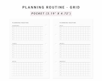 Puede incluir: Dos hojas de planificador blancas tituladas PLANNING ROUTINE - GRID POCKET (8,1 cm x 11,99 cm). La página izquierda tiene secciones para QUARTERLY, YEARLY y NOTES. La página derecha tiene DAILY, WEEKLY y MONTHLY. Cada una tiene líneas de cuadrícula.