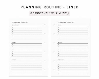 Puede incluir: Dos hojas de planificación blancas de tamaño bolsillo que miden 8,1 cm por 11,99 cm. Las páginas presentan texto negro titulado PLANNING ROUTINE - LINED, con secciones para tareas trimestrales, anuales, notas, diarias, semanales y mensuales.