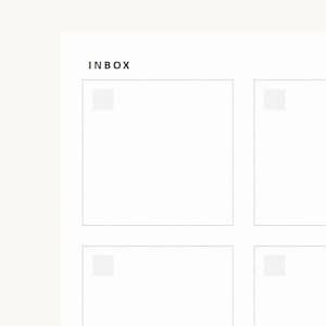 Peut inclure: Une page de planificateur en papier blanc avec le mot INBOX en lettres capitales noires en haut à gauche. La mise en page comprend plusieurs sections rectangulaires vides délimitées par des pointillés noirs, chacune avec un petit carré gris.