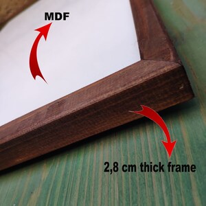 May include: A close-up of a brown wooden frame with a white MDF backing. The frame is 2.8 cm thick.