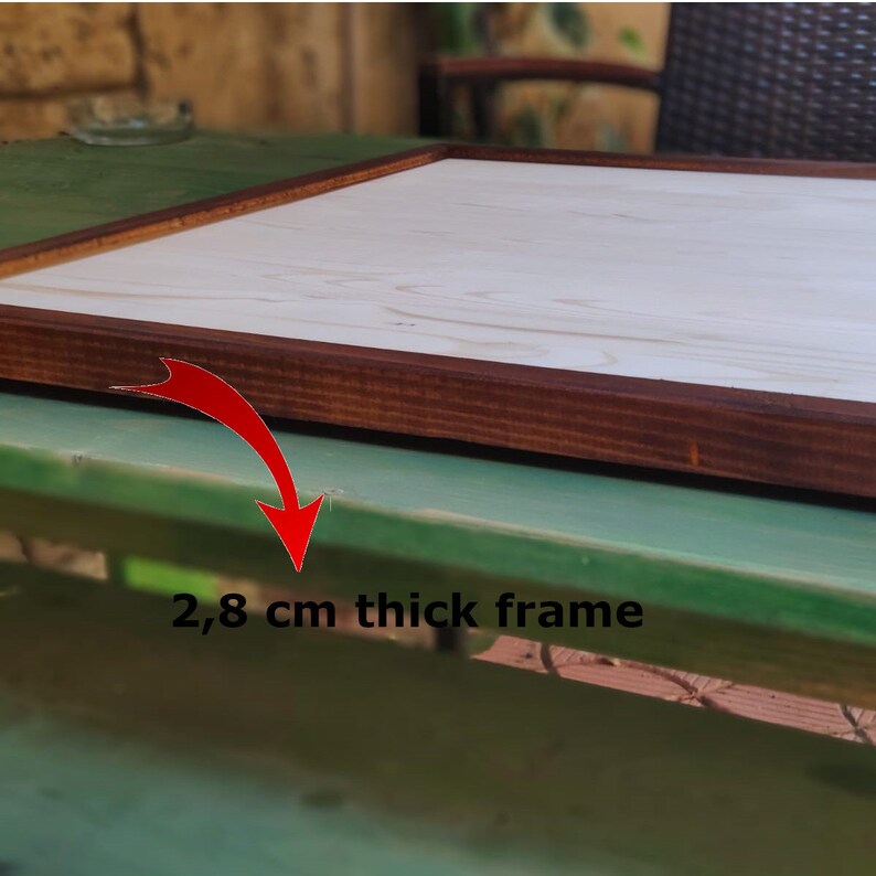 May include: A close-up of a wooden frame with a white surface. The frame is 2.8 cm thick.