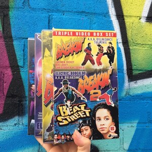 以下が含まれることがあります： ブレイクイン、ブレイクイン2：エレクトリック・ブギル、ビート・ストリートの3本セットのビデオボックス。ボックスセットは、俳優の画像と映画のタイトルが描かれたカラフルなデザインです。