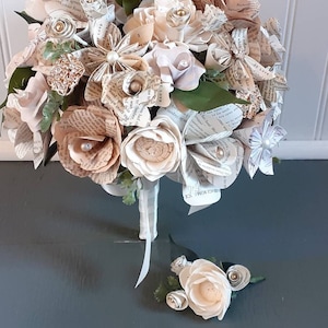 Pagina di libro e bouquet da sposa in legno di Sola impreziosito da spille, bouquet da sposa, matrimonio a tema letterario, bouquet di fiori di carta