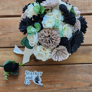 Hochzeitsstrauß mit einer passenden Boutonniere in Elfenbein, Schwarz und Beige, Hochzeitsblumen, Sola Holzblumen, Brautstrauß