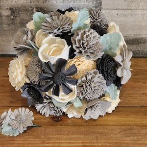 Hochzeitsstrauß mit einer passenden Boutonniere in Elfenbein, Schwarz und Grau, Andenken Hochzeitsblumen, Sola-Holzblumen, Brautstrauß, Boutonniere