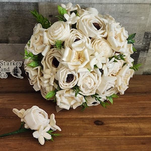 Klassischer Hochzeitsstrauß mit passender Boutonniere in Ivory, Andenken Hochzeitsblumen, Sola Holz Blumen, Brautstrauß, Bräutigam Boutonniere